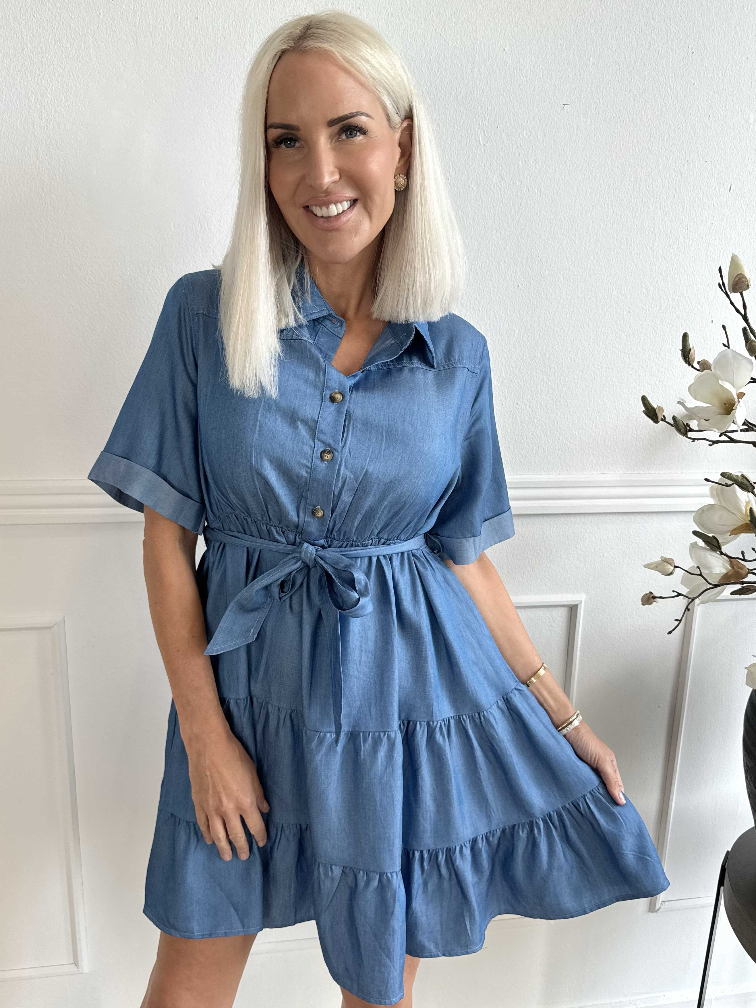 Kaija - Sød kort kjole i denim med lag på lag look